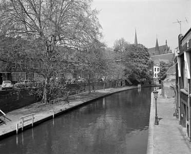 855017 Gezicht over de Oudegracht, vanaf de Bijlhouwerbrug te Utrecht, met links de Oudegracht en rechts Twijnstraat ...